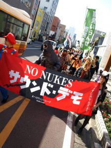 ゴジラも先頭で歩く